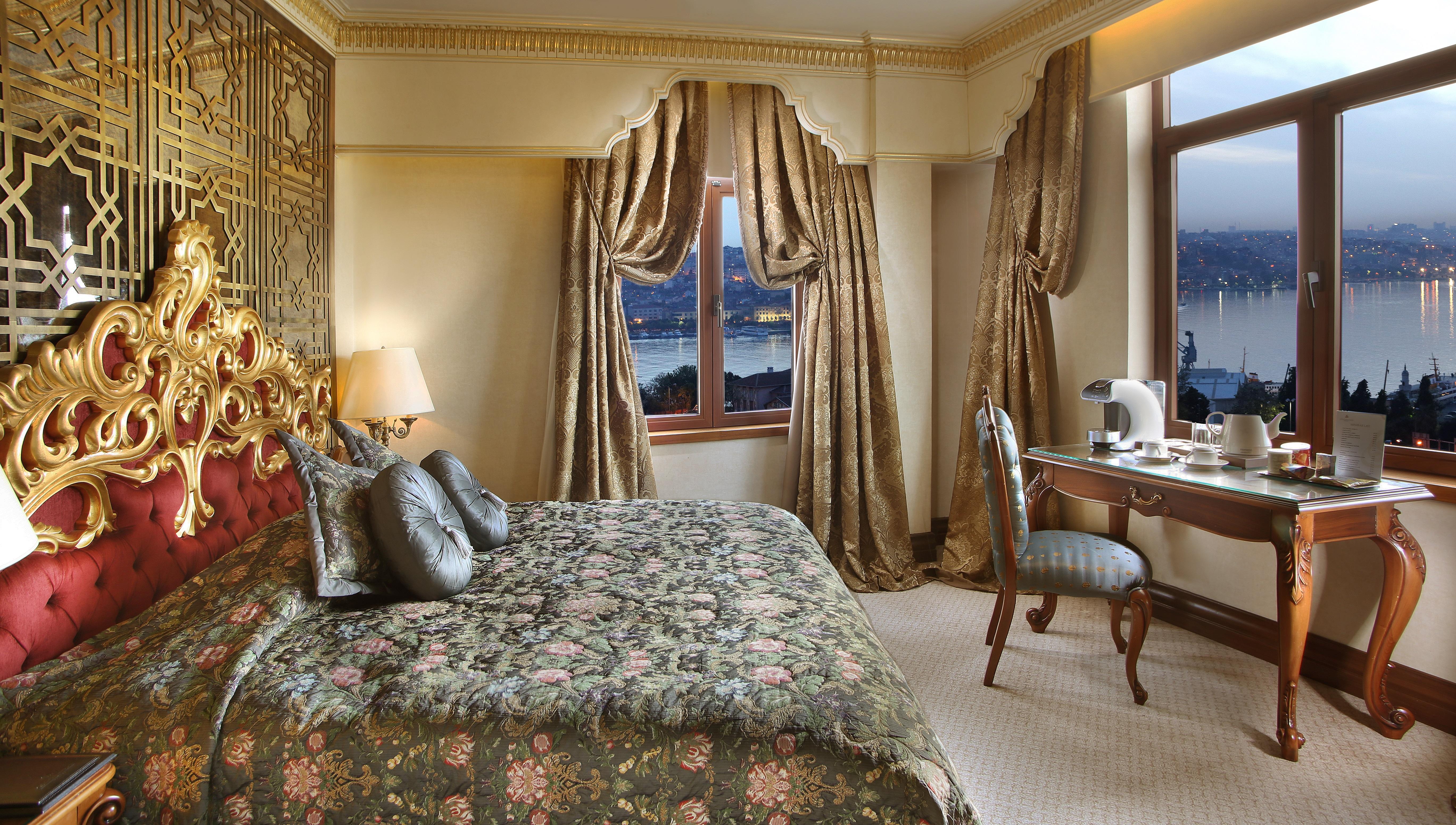 Daru Sultan Hotels Galata Istanbul Bagian luar foto A bedroom at the Four Seasons Hotel Istanbul