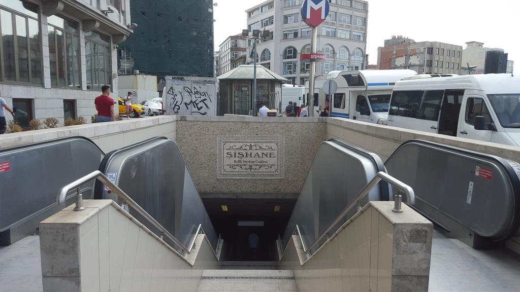 Daru Sultan Hotels Galata Istanbul Bagian luar foto Entrance of the station