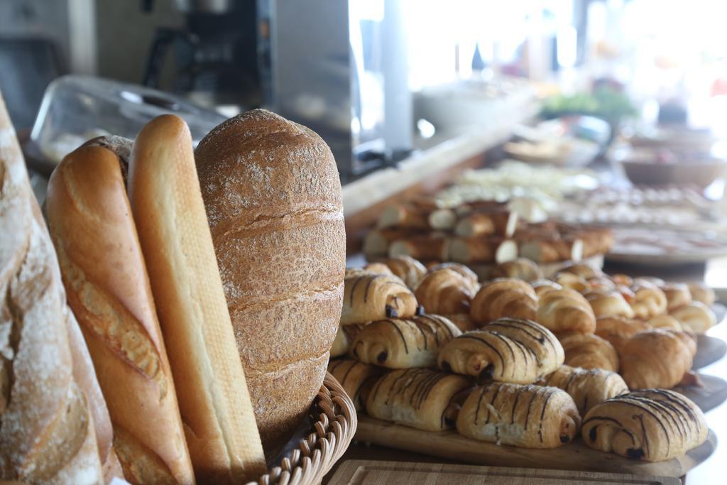 Daru Sultan Hotels Galata Istanbul Bagian luar foto Baguettes and other bread at a bakery in Paris