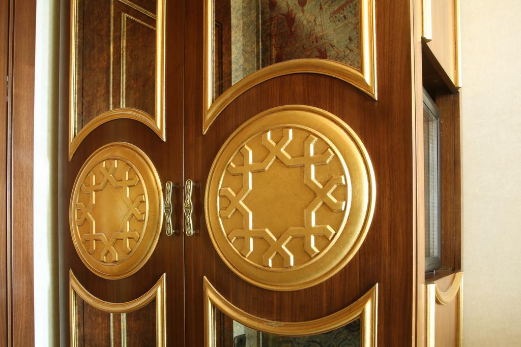 Daru Sultan Hotels Galata Istanbul Bagian luar foto The Star of David on the door of a synagogue